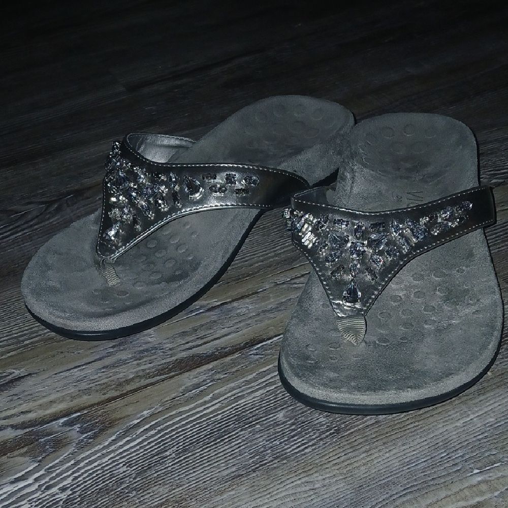 Vionic orthopedic silver jeweled sandals Sz 6 EUC
